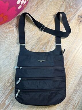 Baggallini Legacy Big Zipper Crossbody Organizer Bag in Black